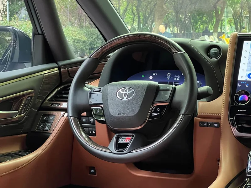 Toyota Alphard — фото 19