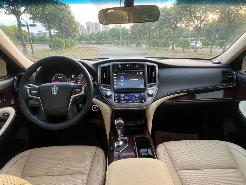 Toyota Crown — фото 14