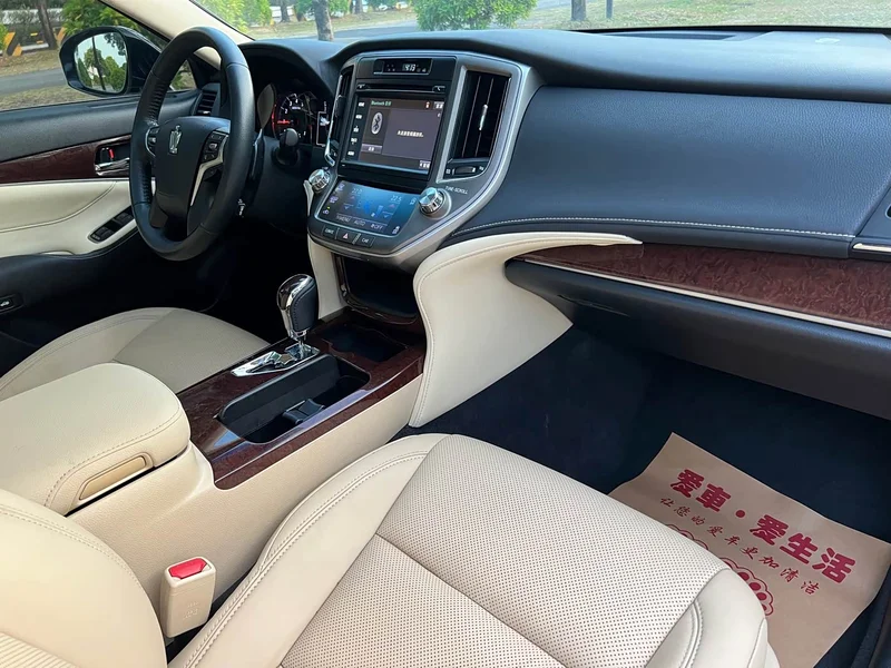 Toyota Crown — фото 18