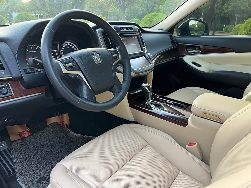 Toyota Crown — фото 10