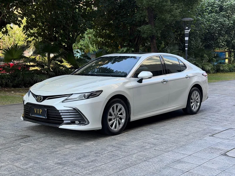 Toyota Camry — фото 1