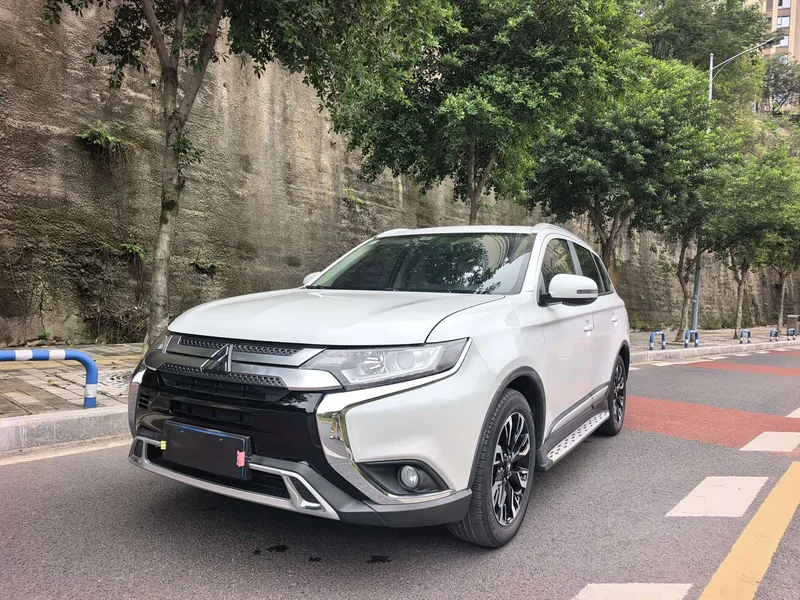 Mitsubishi Outlander — фото 1