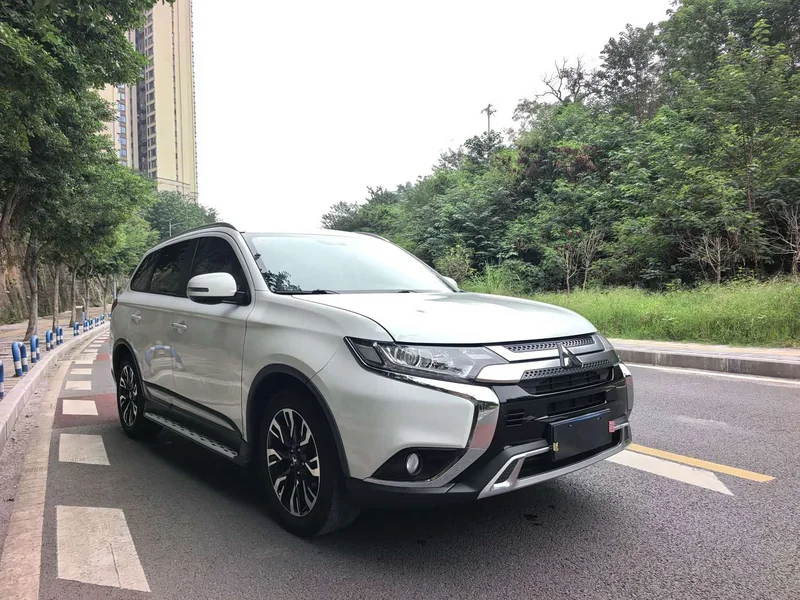 Mitsubishi Outlander — фото 3
