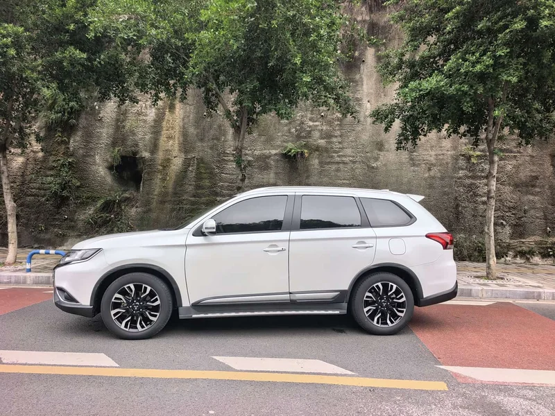 Mitsubishi Outlander — фото 4