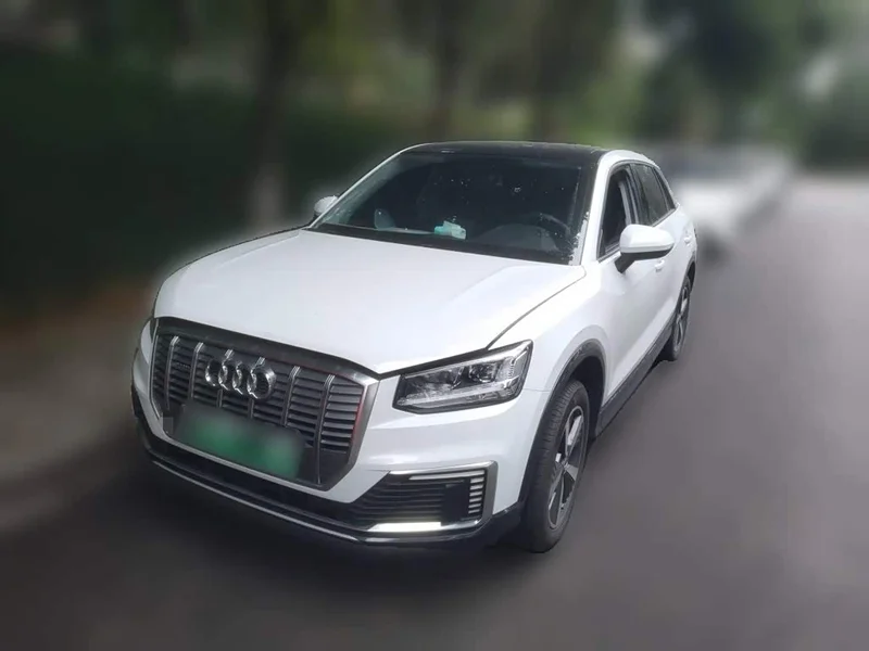 Audi Q2L e-tron — фото 1