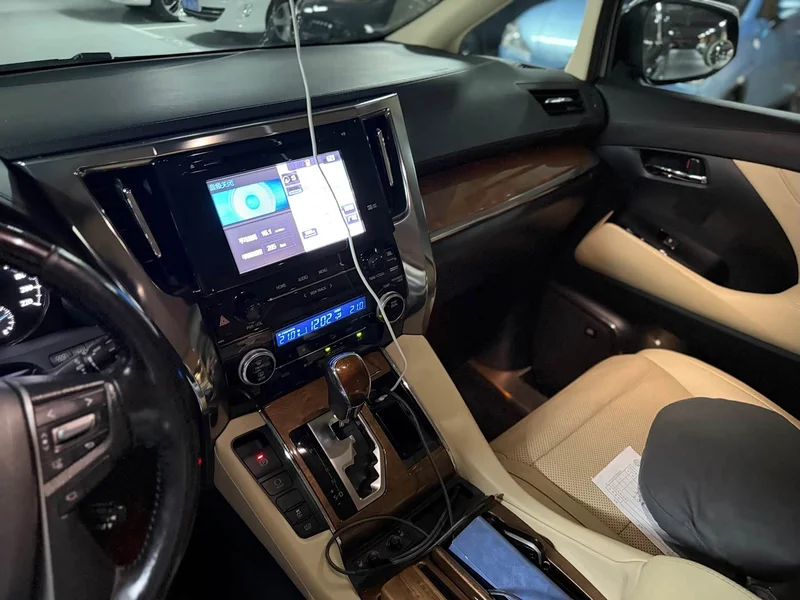 Toyota Alphard — фото 11