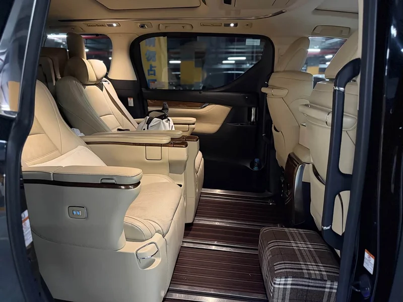 Toyota Alphard — фото 18