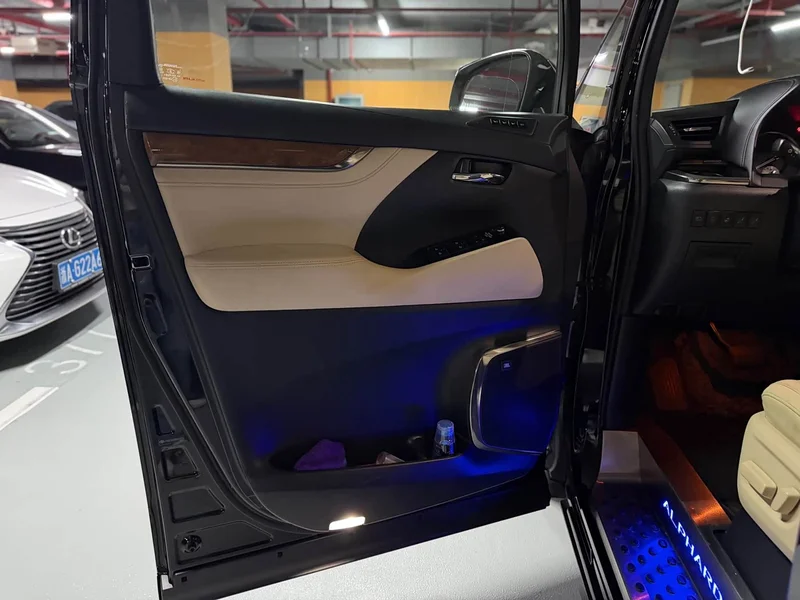 Toyota Alphard — фото 6
