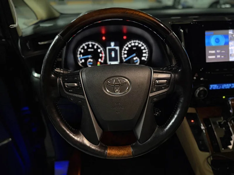 Toyota Alphard — фото 9