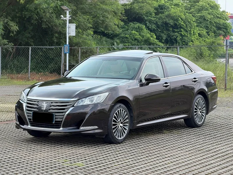 Toyota Crown — фото 1
