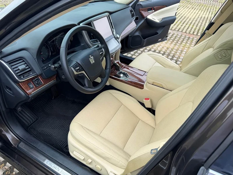 Toyota Crown — фото 14