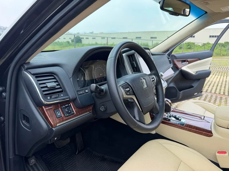 Toyota Crown — фото 17