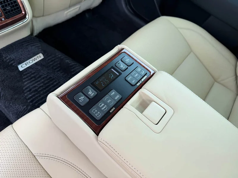 Toyota Crown — фото 21