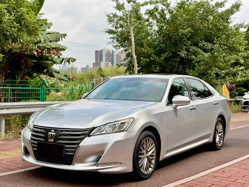 Toyota Crown — фото 1
