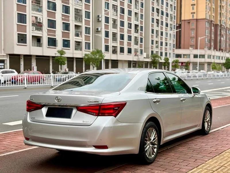 Toyota Crown — фото 9