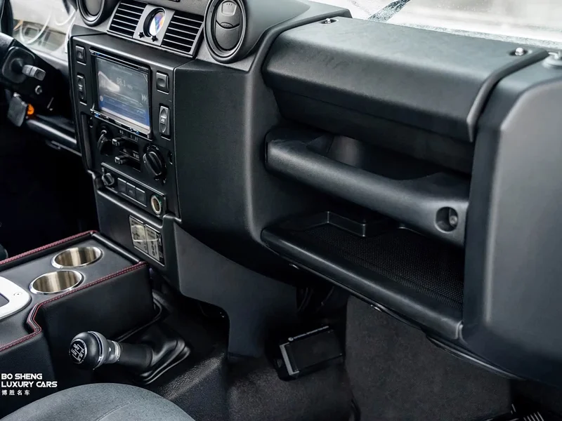 Land Rover Defender — фото 12