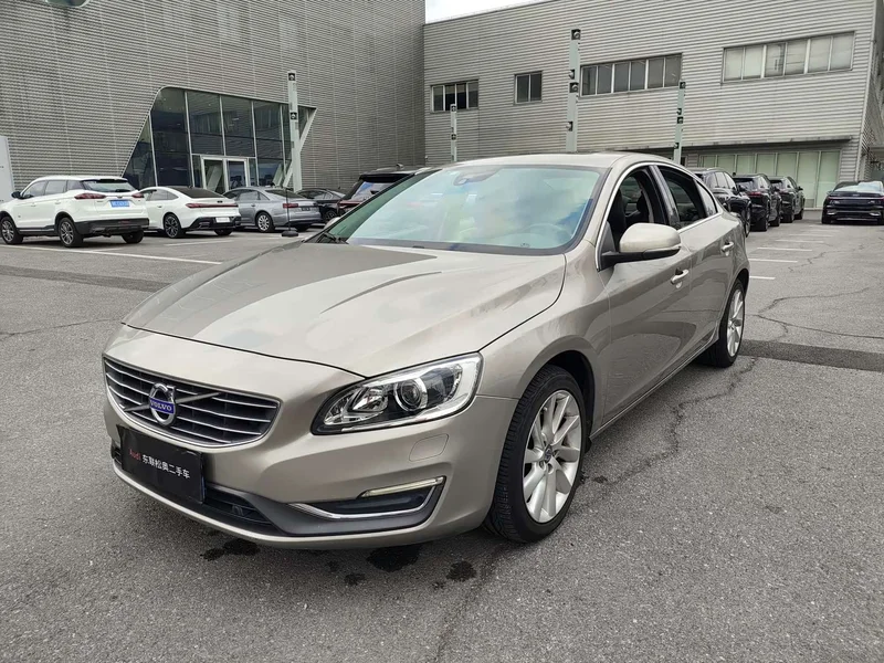 Volvo S60 — фото 1