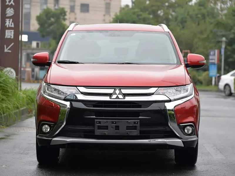 Mitsubishi Outlander — фото 1