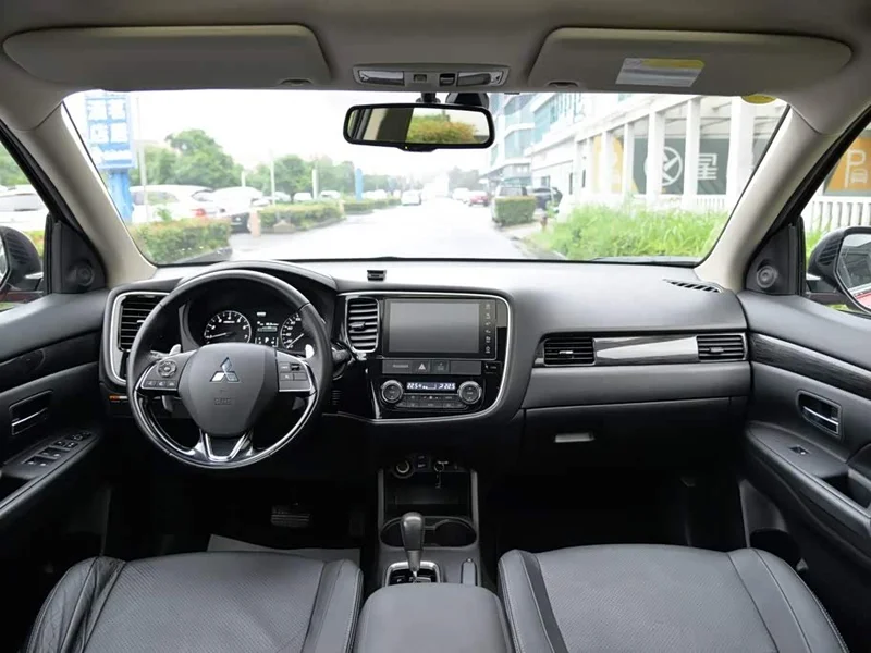 Mitsubishi Outlander — фото 13