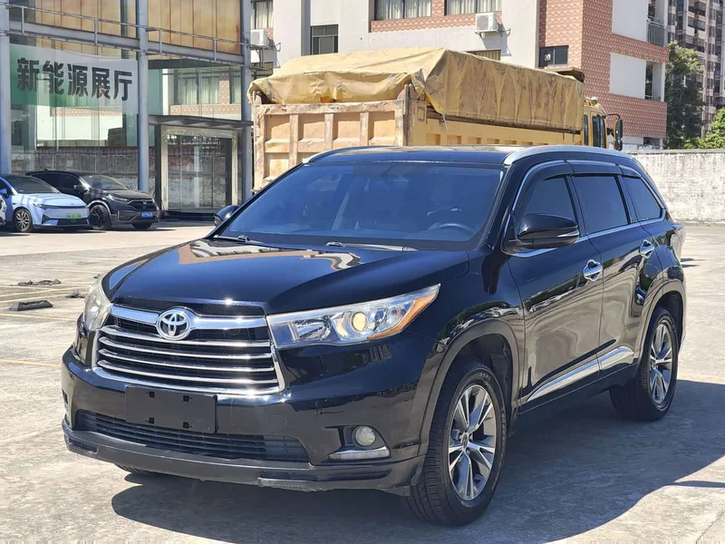 Toyota Highlander — фото 1