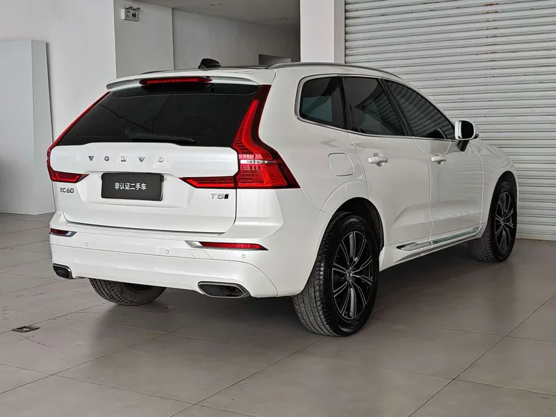 Volvo XC60 — фото 12