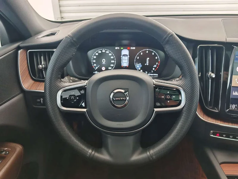 Volvo XC60 — фото 15