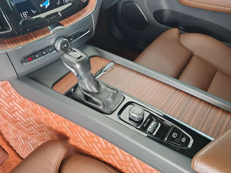 Volvo XC60 — фото 9