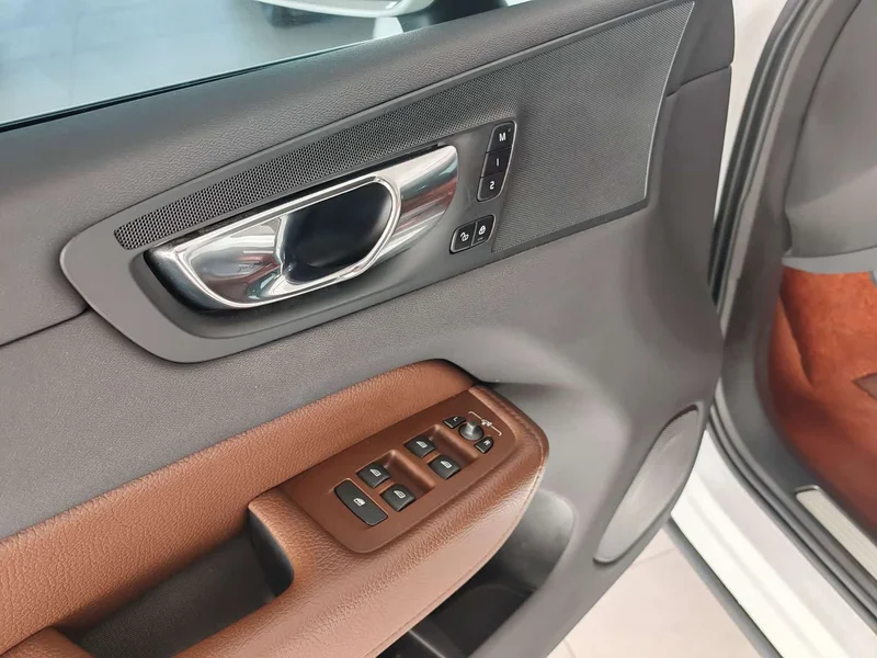 Volvo XC60 — фото 10