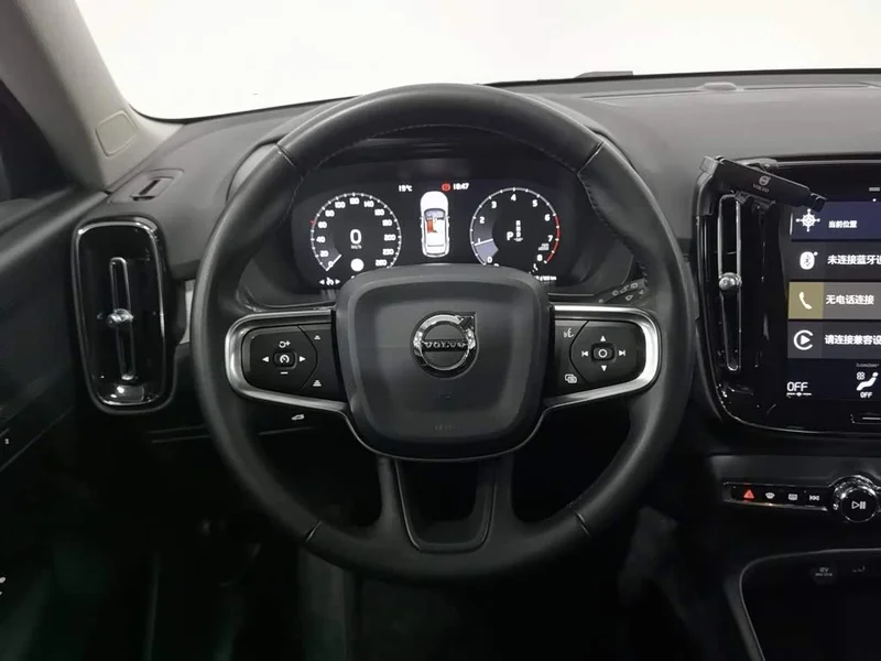 Volvo XC40 — фото 11