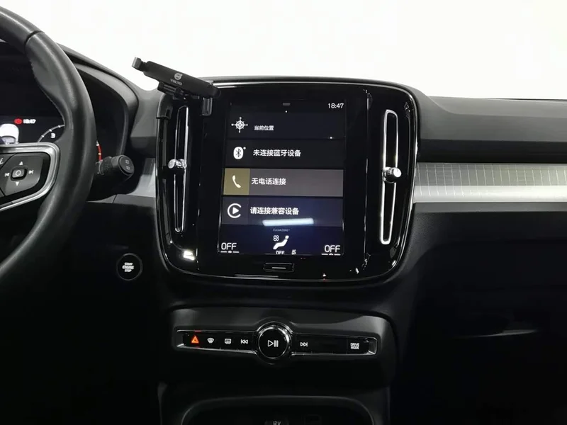 Volvo XC40 — фото 12