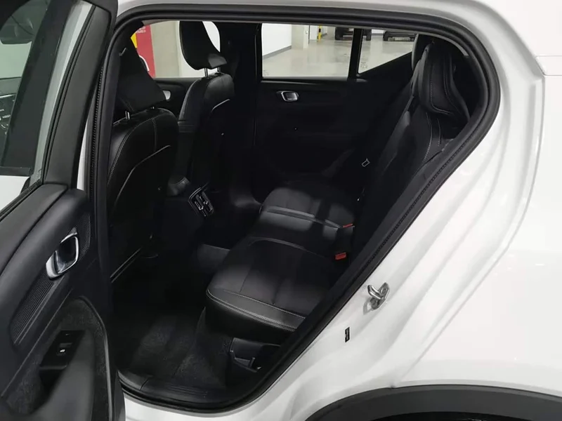 Volvo XC40 — фото 15