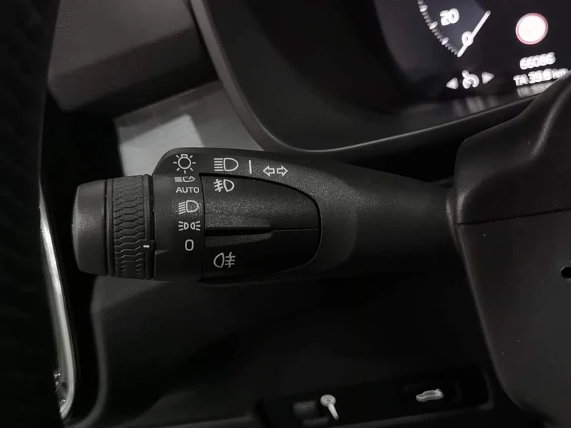 Volvo XC40 — фото 21