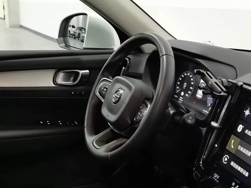 Volvo XC40 — фото 22