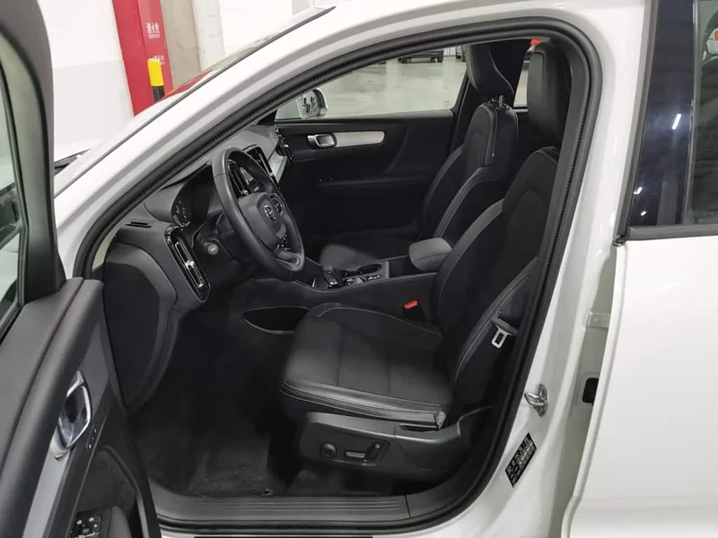 Volvo XC40 — фото 10