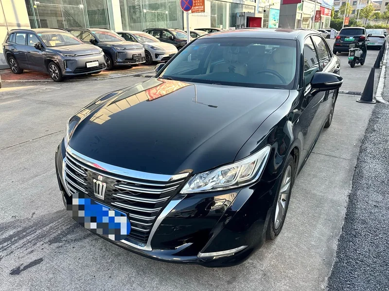 Toyota Crown — фото 1