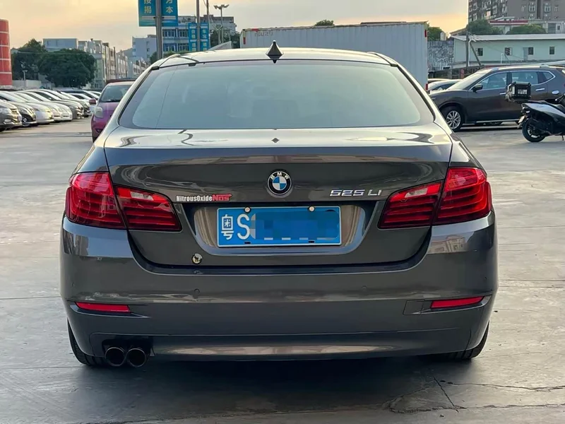 BMW 5-Series — фото 16