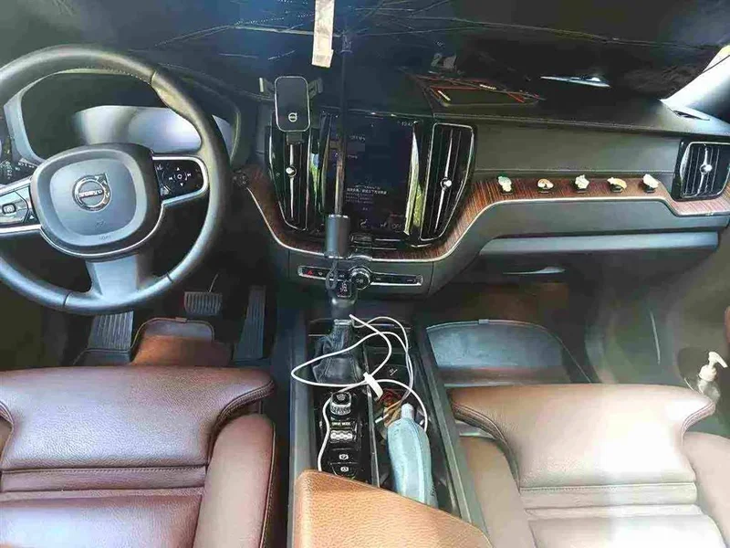 Volvo XC60 — фото 7
