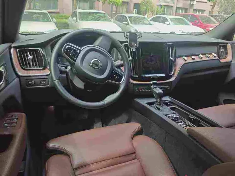 Volvo XC60 — фото 8