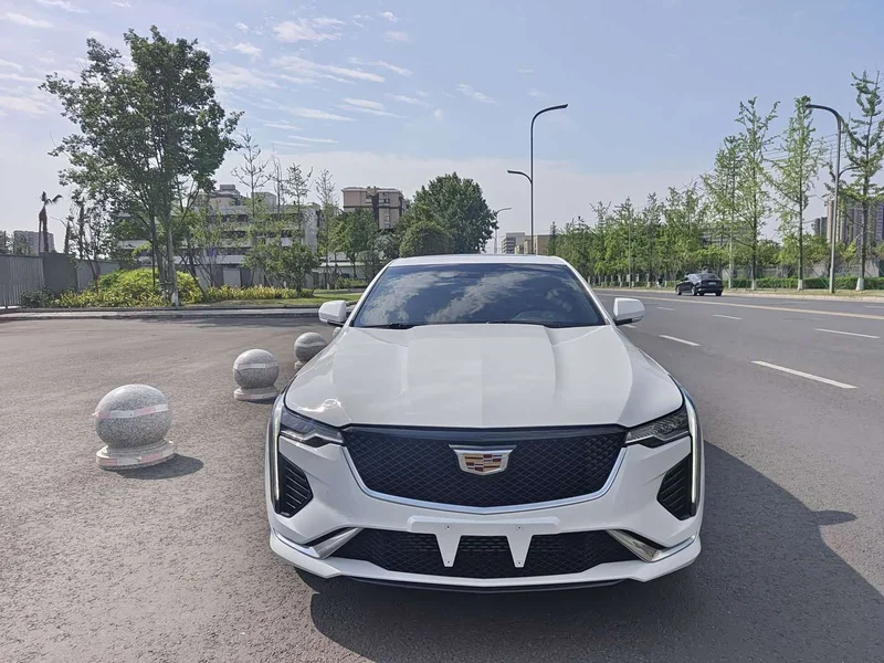 Cadillac CT4 — фото 1