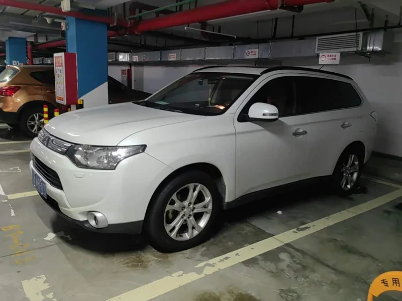 Mitsubishi Outlander — фото 1