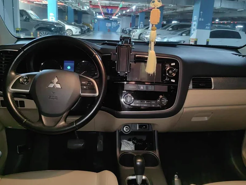 Mitsubishi Outlander — фото 12