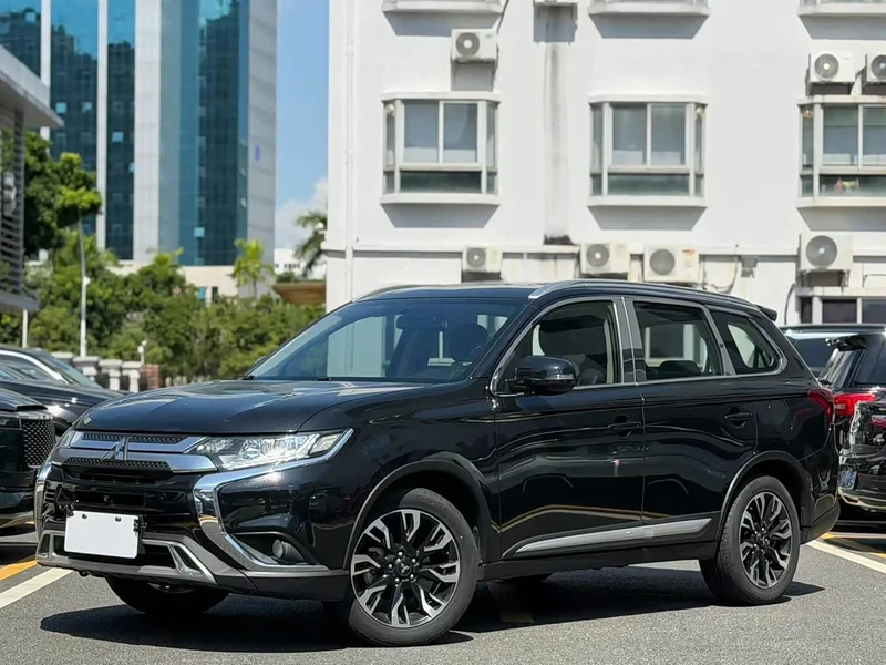 Mitsubishi Outlander — фото 1