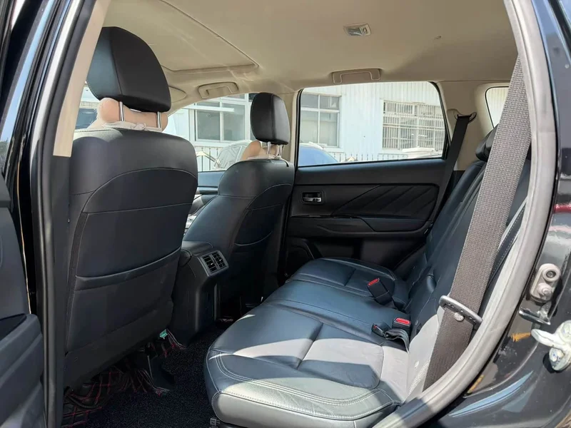 Mitsubishi Outlander — фото 15