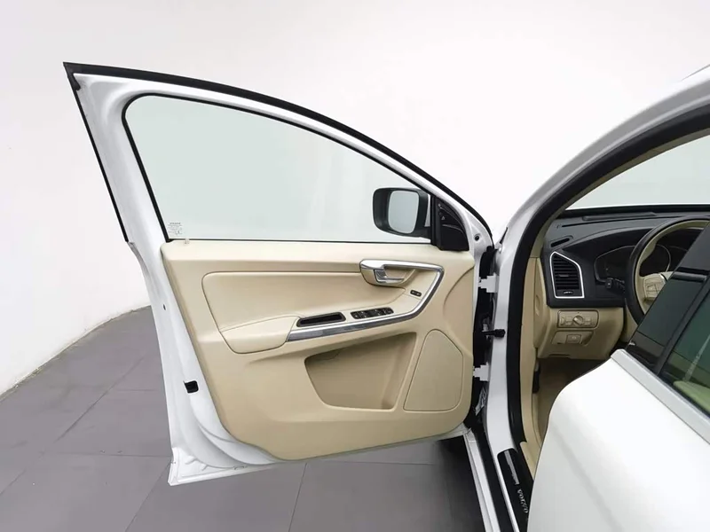 Volvo XC60 — фото 16