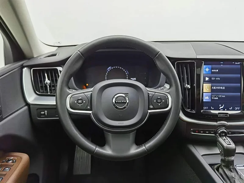 Volvo XC60 — фото 11