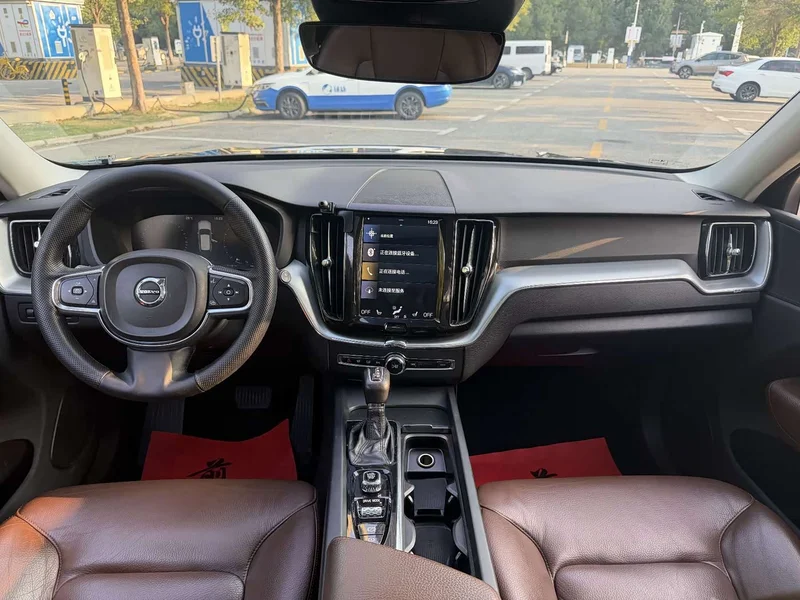 Volvo XC60 — фото 11
