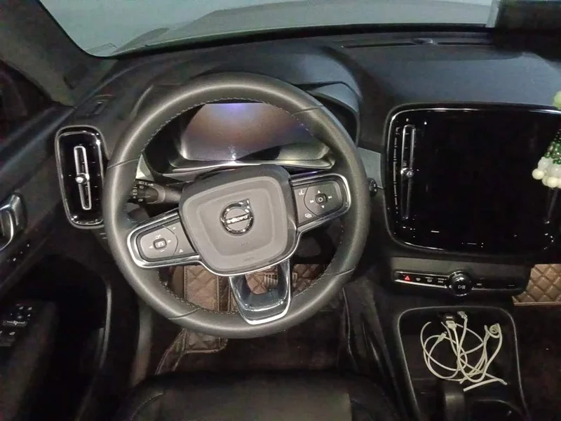 Volvo XC40 — фото 11