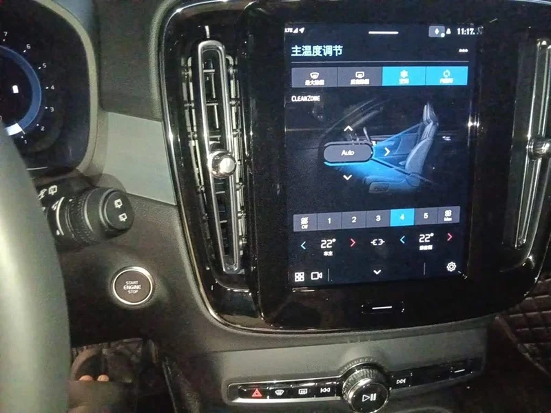 Volvo XC40 — фото 14