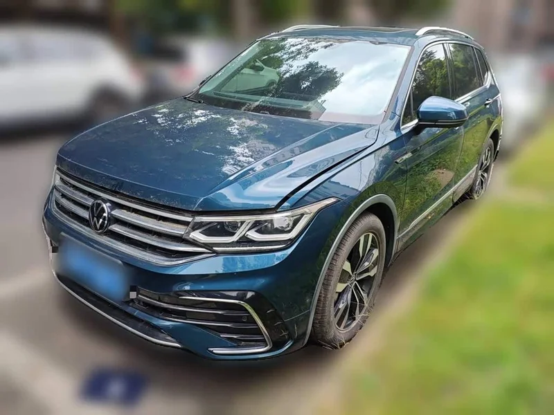 Volkswagen Tiguan L — фото 1