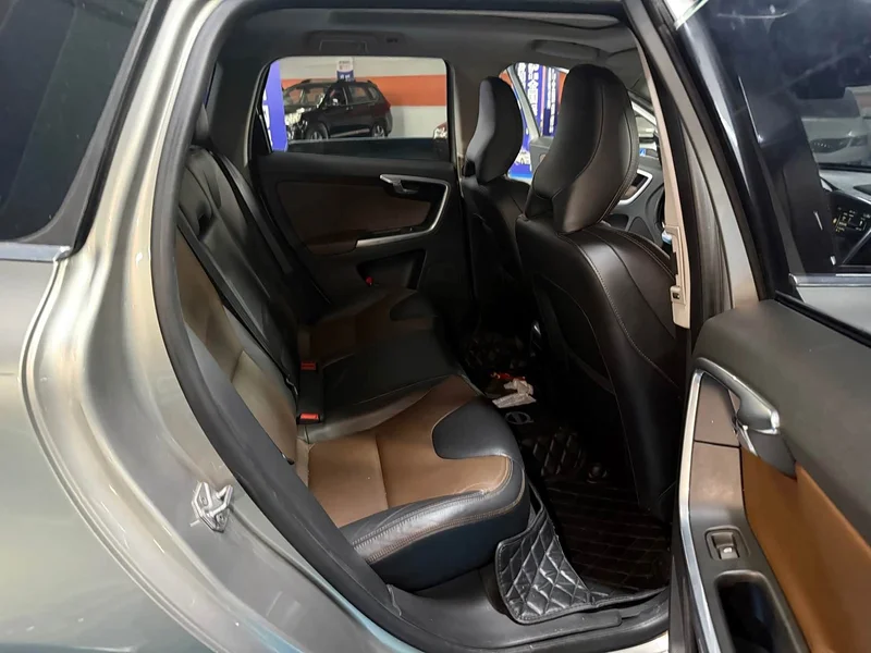 Volvo XC60 — фото 14